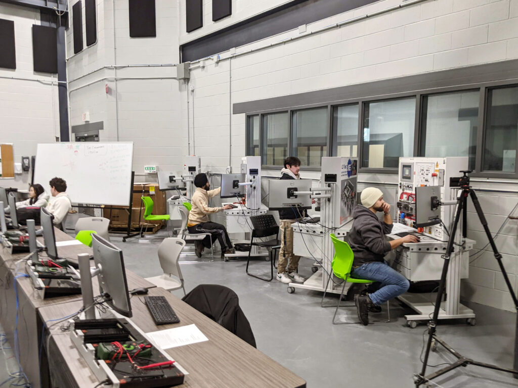 Lehrraum für Hybrid- und HV-Ausbildung am St. Clair College in Kanada: Lernende arbeiten an CarTrains von Lucas-Nülle.