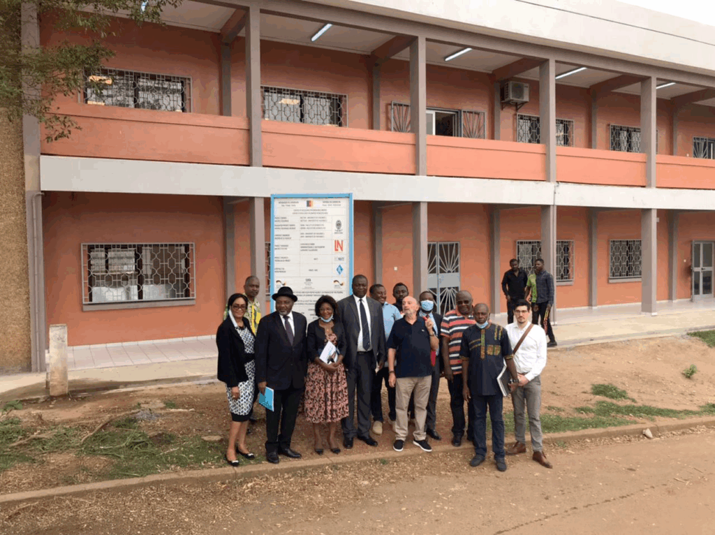 Gruppenbild vor dem Zentrum für Erneuerbare Energien an der Universität Yaoundé in Kamerum