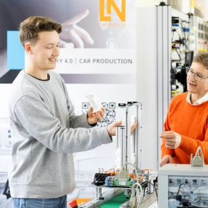 Intelligente Fabrik: vollautomatisierte Produktion mit ERP-Anbindung