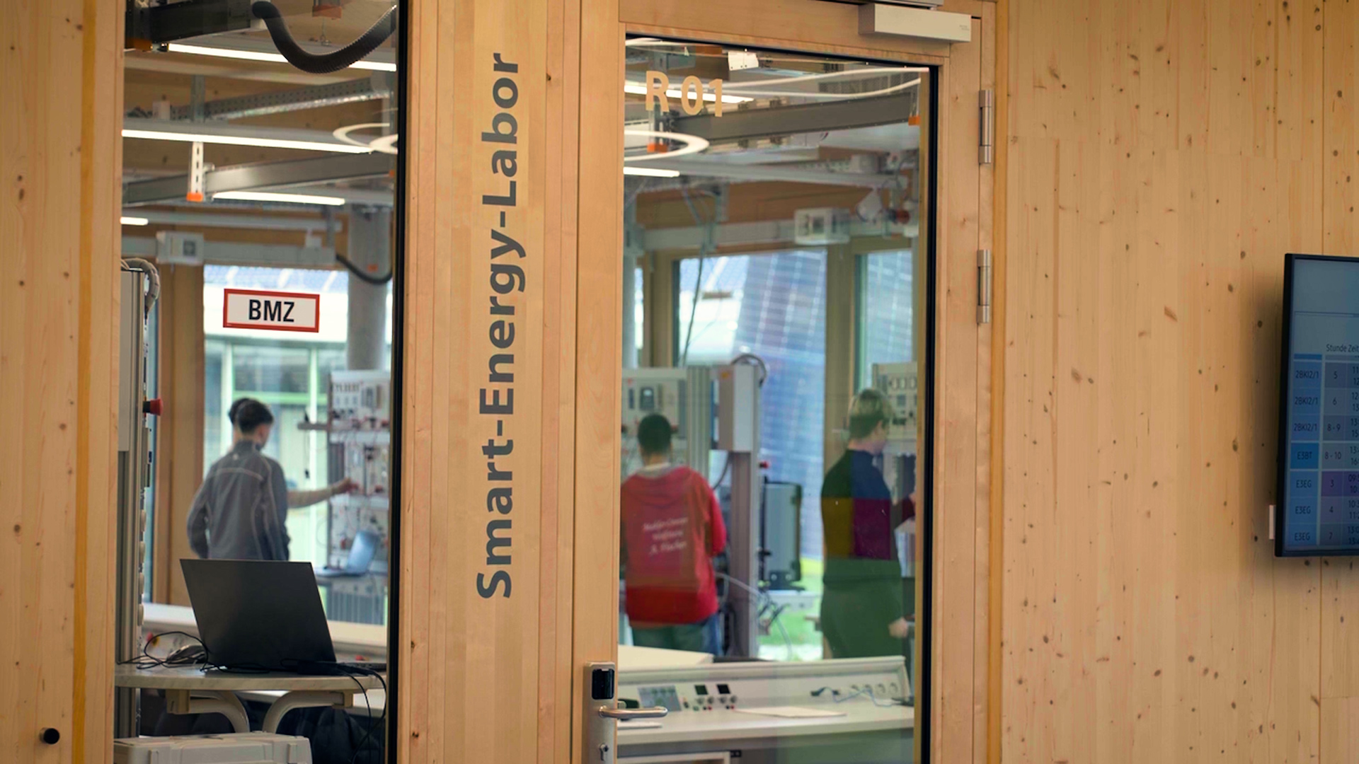 Tür zum Smart-Energy-Labor an der Balthasar-Neumann-Schule 1 in Bruchsal