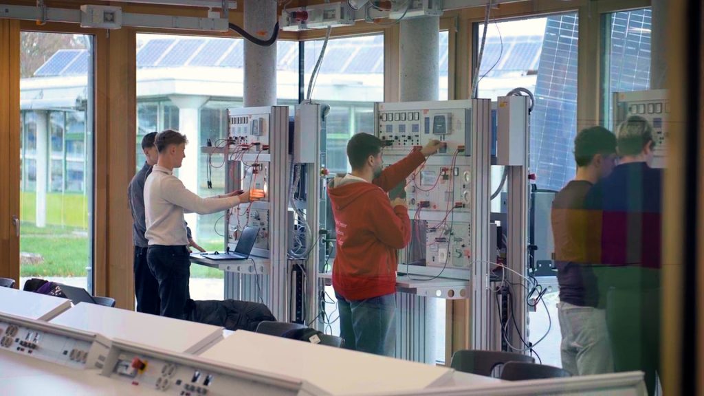 Schüler arbeiten an LN-Trainingssystemen